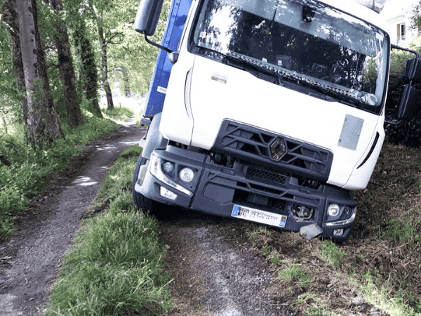 Dépannage d'un poids lourd sur un chemin de campagne près de Bagnères de Bigorre
