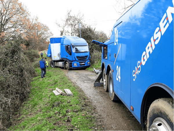 dépannage d'un poids lourd sur une route de campagne près de Tarbes par la SAS grisenti