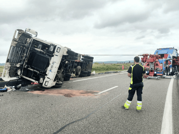 Remorquage et relevage d'un poids lourds sur une route nationale par la société Grisenti