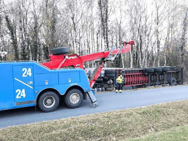 Relavge d'un camion poids lourds accidenté près de Tarbes par la société Grisenti